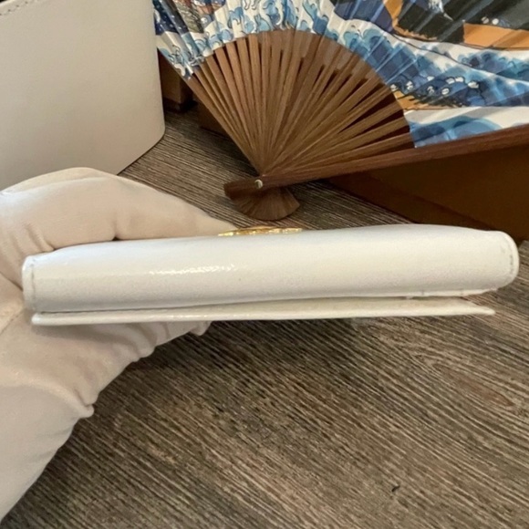 Gianni Versace Sunburst compact wallet white leather - Picture 12 of 16